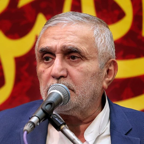 تصویر حاج منصور ارضی - ممسوس ذات الله روی دست کعبه ست