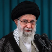 تصویر شهید امام سید علی خامنه‌ای - پایبندی به قانون و انضباط قانونی