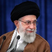 تصویر شهید امام سید علی خامنهای - مسئولین دانشگاه دانشجو را انقلابی بار بیاورند