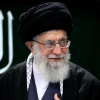 تصویر شهید امام سید علی خامنهای - رابطه معکوس حضور مردم و فشارهای دشمن