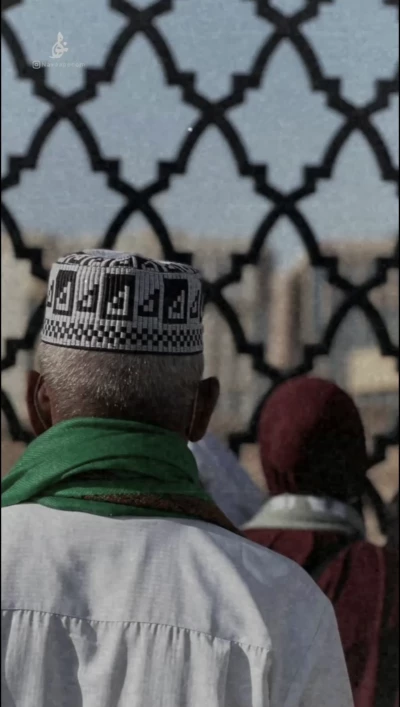 گوشه لب‌هات آقا پر شده از لاله