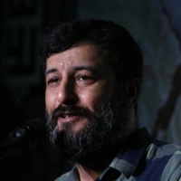 شب بود و از خون گریه‌هایش ماه می‌سوخت